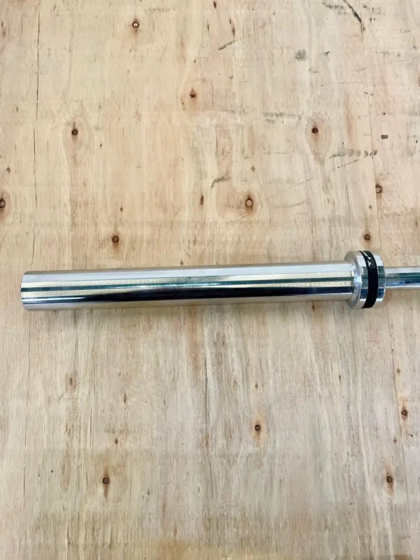 Manguito de carga liso de 50 mm de una barra olímpica profesional.