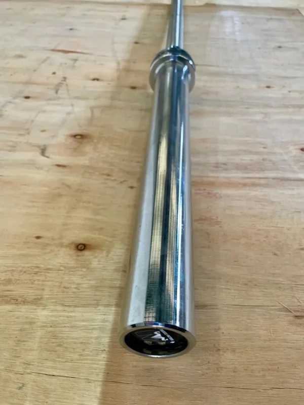 Barra olímpica de 15 kg profesional con eje de 25 mm de diámetro.