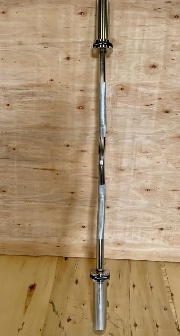 Detalle del agarre ergonómico y el moleteado de una Barra EZ de 10 kg.