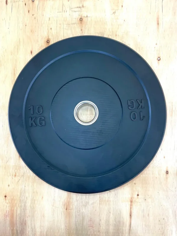 Discos bumper negro de 10 kg con anillo central de acero.
