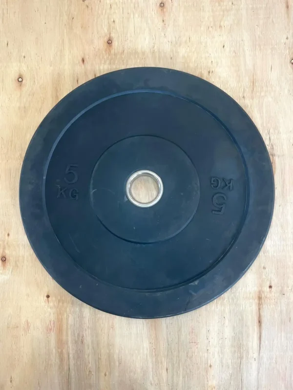 Disco de halterofilia tipo bumper de 5 kg.