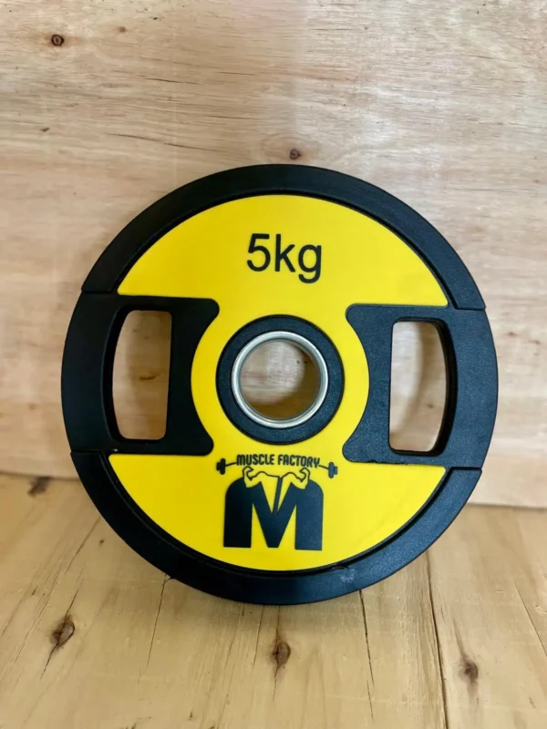 Disco olímpico de 5 kg con doble asa y diseño en color amarillo.