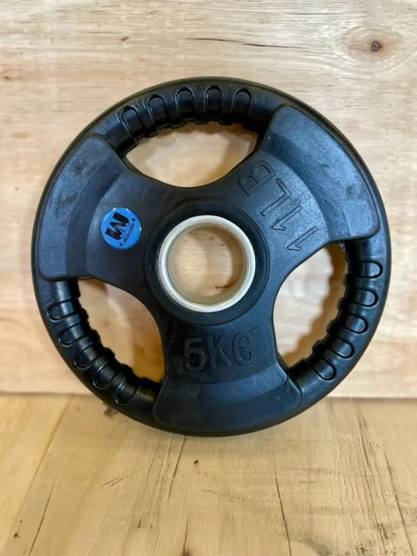 Pesa olímpica de 5 kg con diseño de tres agarres y anillo de acero.