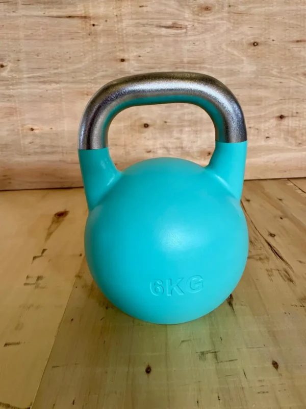Kettlebell Olímpica azul claro de 6 kg para técnica de levantamiento.
