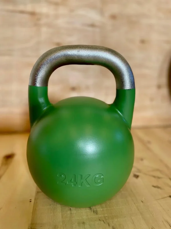Kettlebell Olímpica verde de 24 kg, peso estándar de competición masculina.