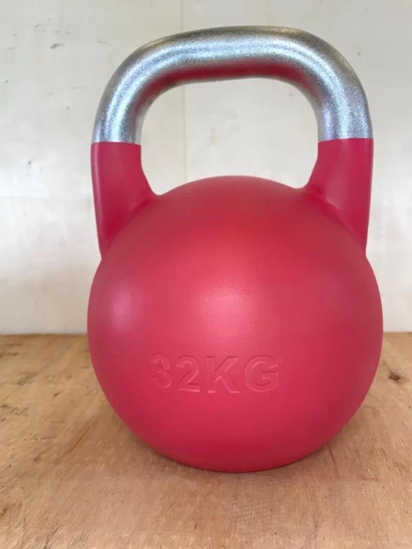 Kettlebell Olímpica roja de 32 kg, el 'pud' de la competición.