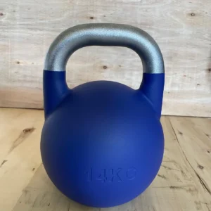 Kettlebell Olímpica azul de 14 kg, peso estándar de competición femenina.