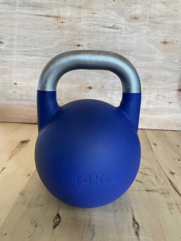 Kettlebell Olímpica azul de 14 kg, peso estándar de competición femenina.