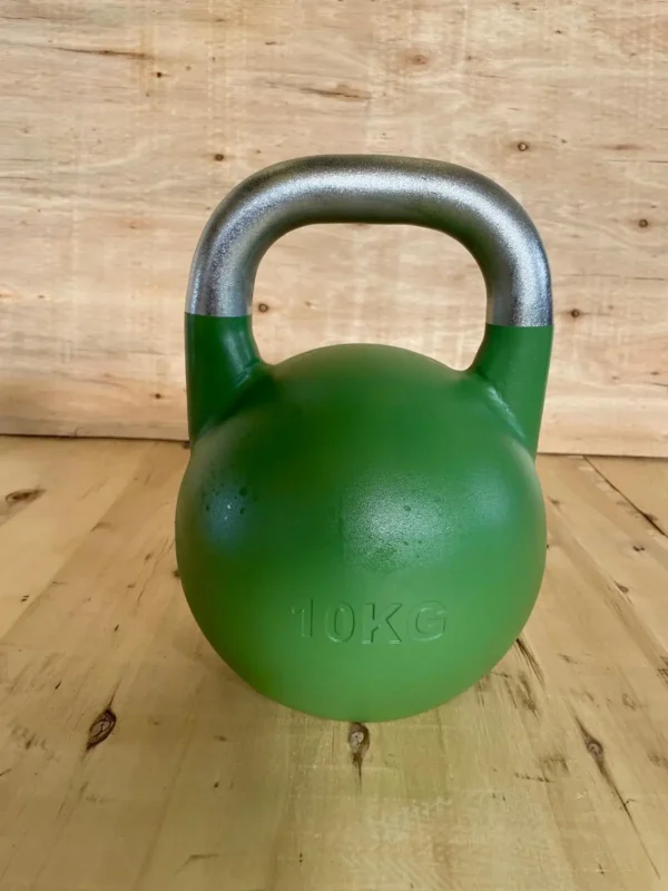 Kettlebell Olímpica verde de 10 kg, peso estándar de competición masculina.