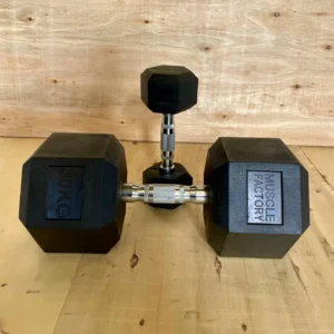 Par de mancuernas hexagonales de diferentes pesos para entrenamiento de fuerza.