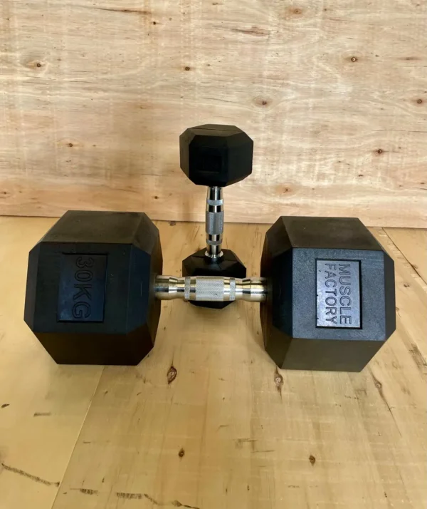 Par de mancuernas hexagonales de diferentes pesos para entrenamiento de fuerza.