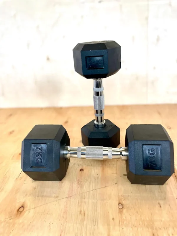 Mancuernas hexagonales de 7 kg mostrando su base estable anti-vuelco
