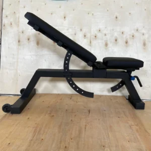 Banco regulable FitFitness en posición inclinada (35-40 grados) para press de pecho superior