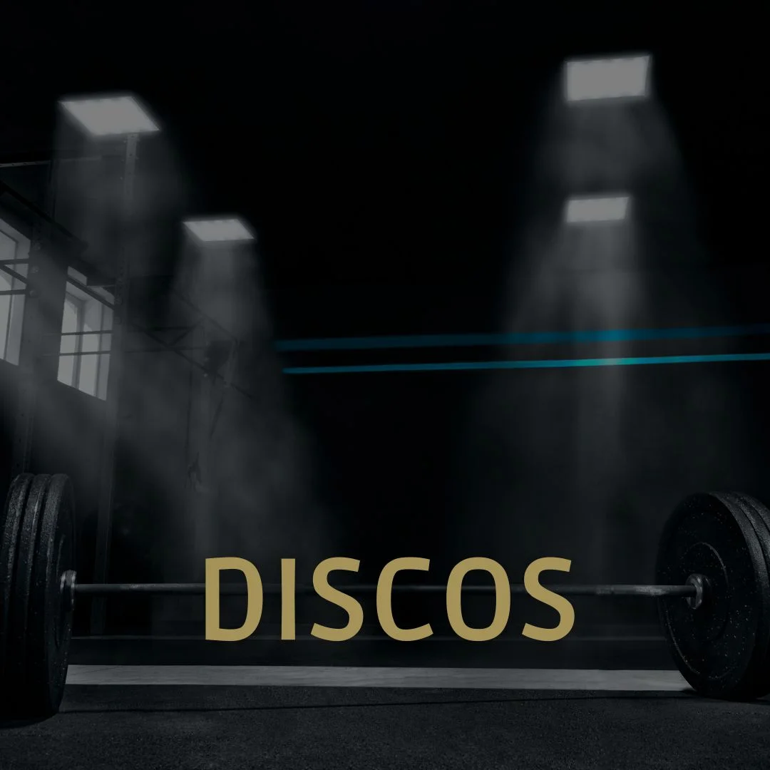 Selección de discos olímpicos de 50mm, incluyendo bumpers y discos de goma con agarre.