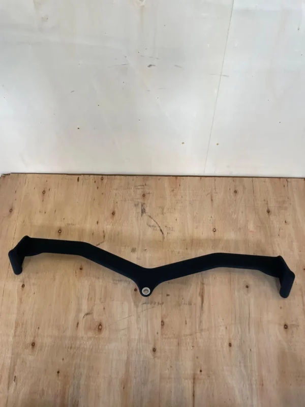 Detalle del agarre ancho para jalón de espalda del set de 5 accesorios para polea.